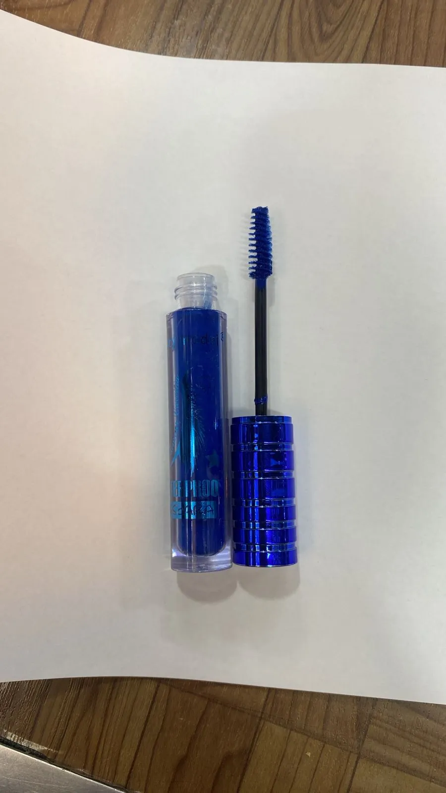 Blue mascara to nourish and volume eyelashes