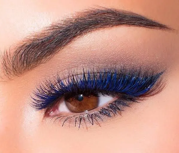 Blue mascara to nourish and volume eyelashes
